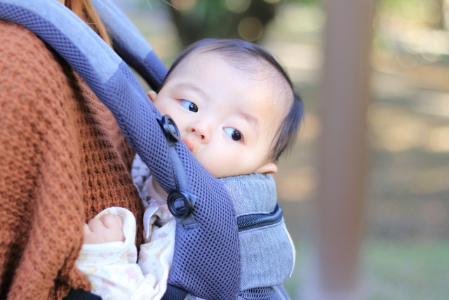 抱っこ紐で赤ちゃんを抱っこ