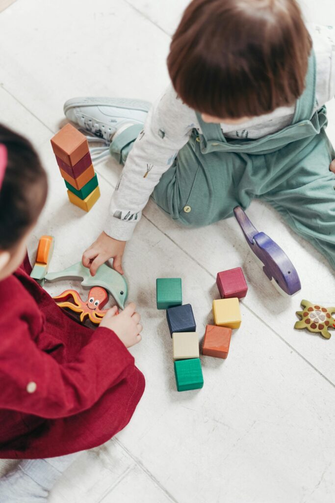 積み木で遊んでいる子ども
