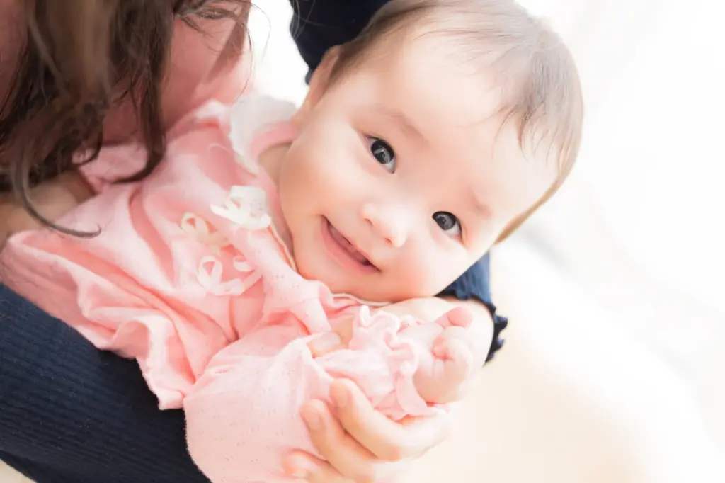 新生児を抱っこした写真