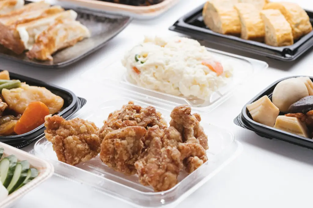 唐揚げなどのお惣菜の写真