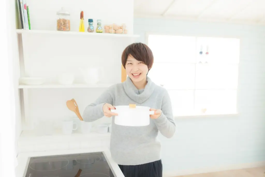 料理を完成させたママの写真
