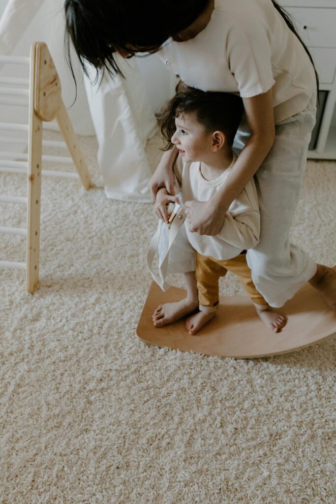 バランスボードをする親子