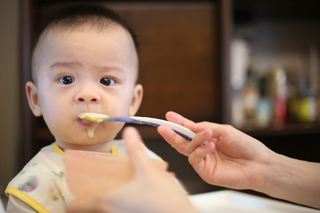 離乳食を食べる子ども