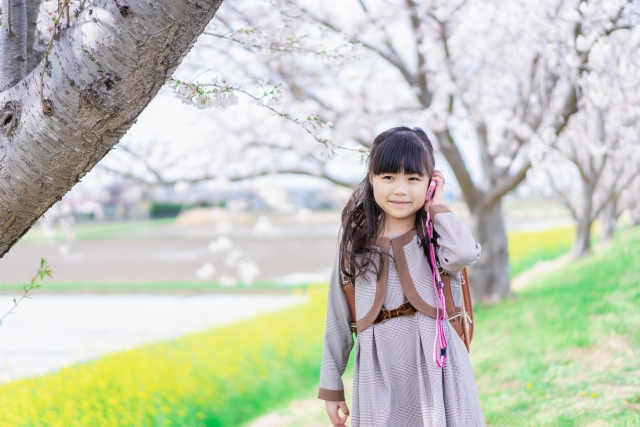 電話をしている小学生