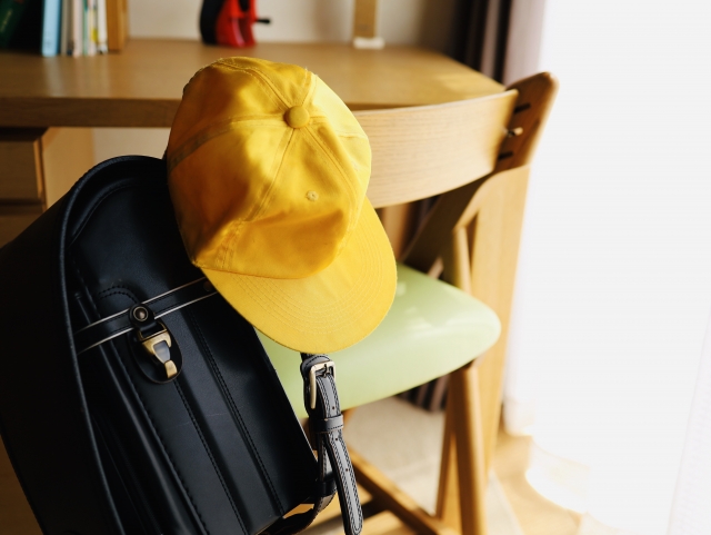 ランドセルと通学帽子